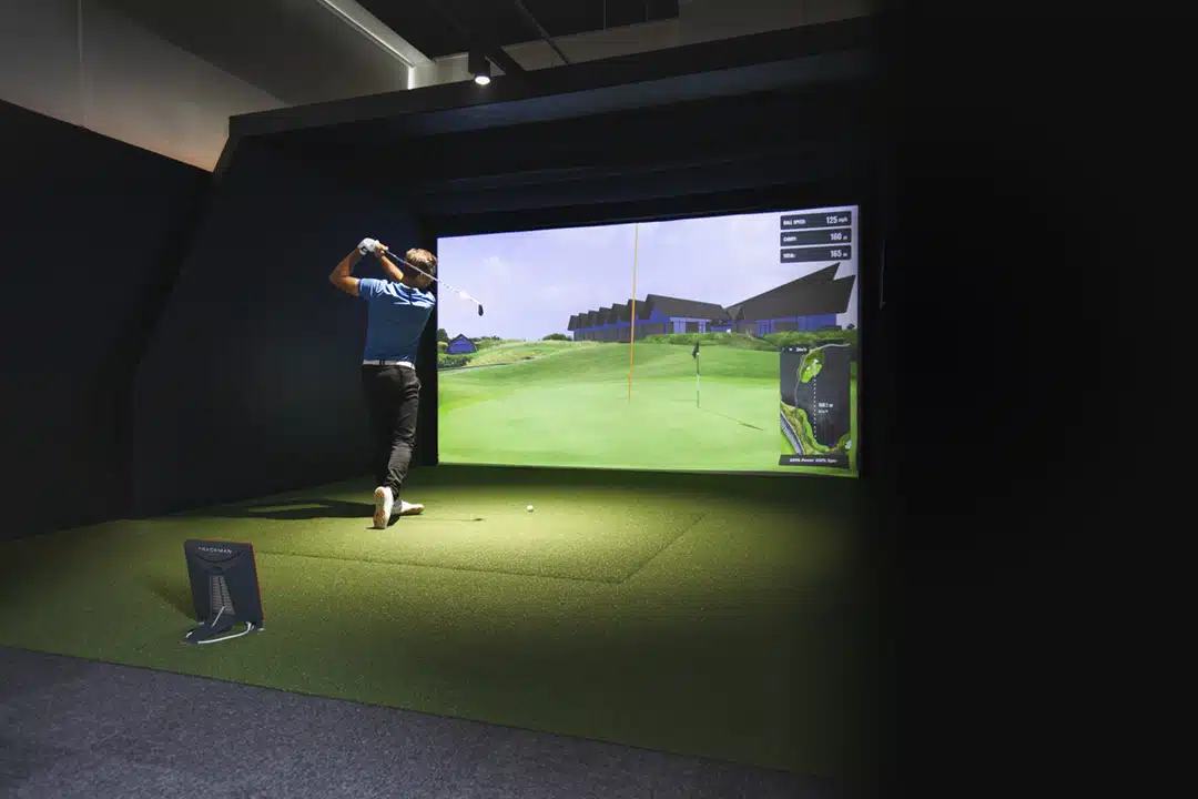 Golfer spielt eine Runde auf einem zertifizierten TrackMan-Simulator